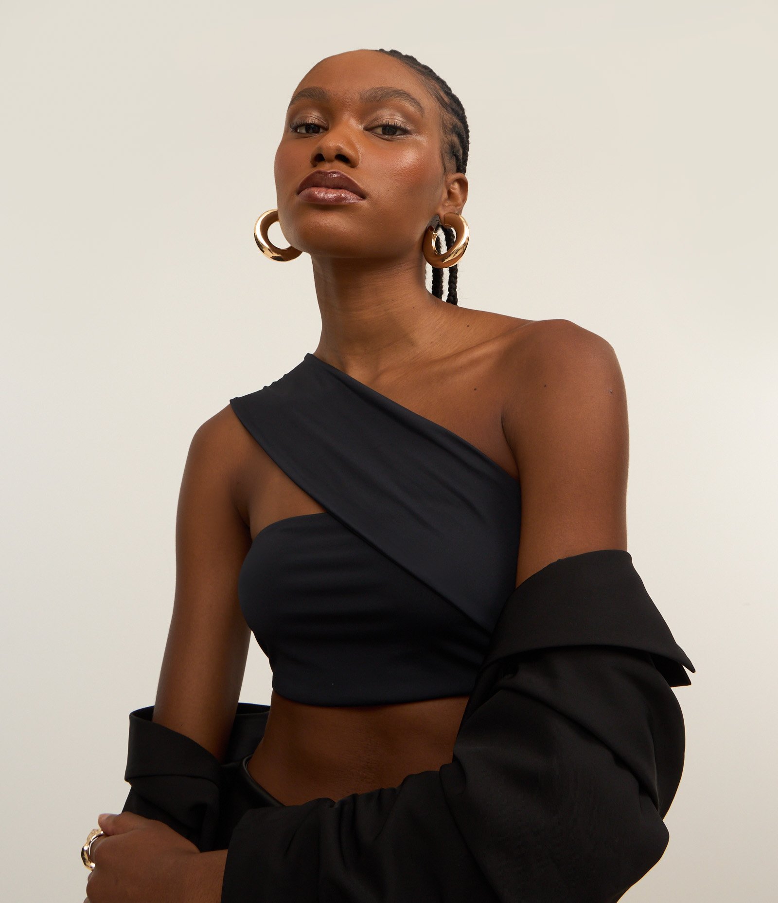 Blusa Cropped com Um Ombro Só e Alça Larga Preto 1