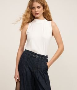 Blusa com Gola Alta e Detalhe Transpassado