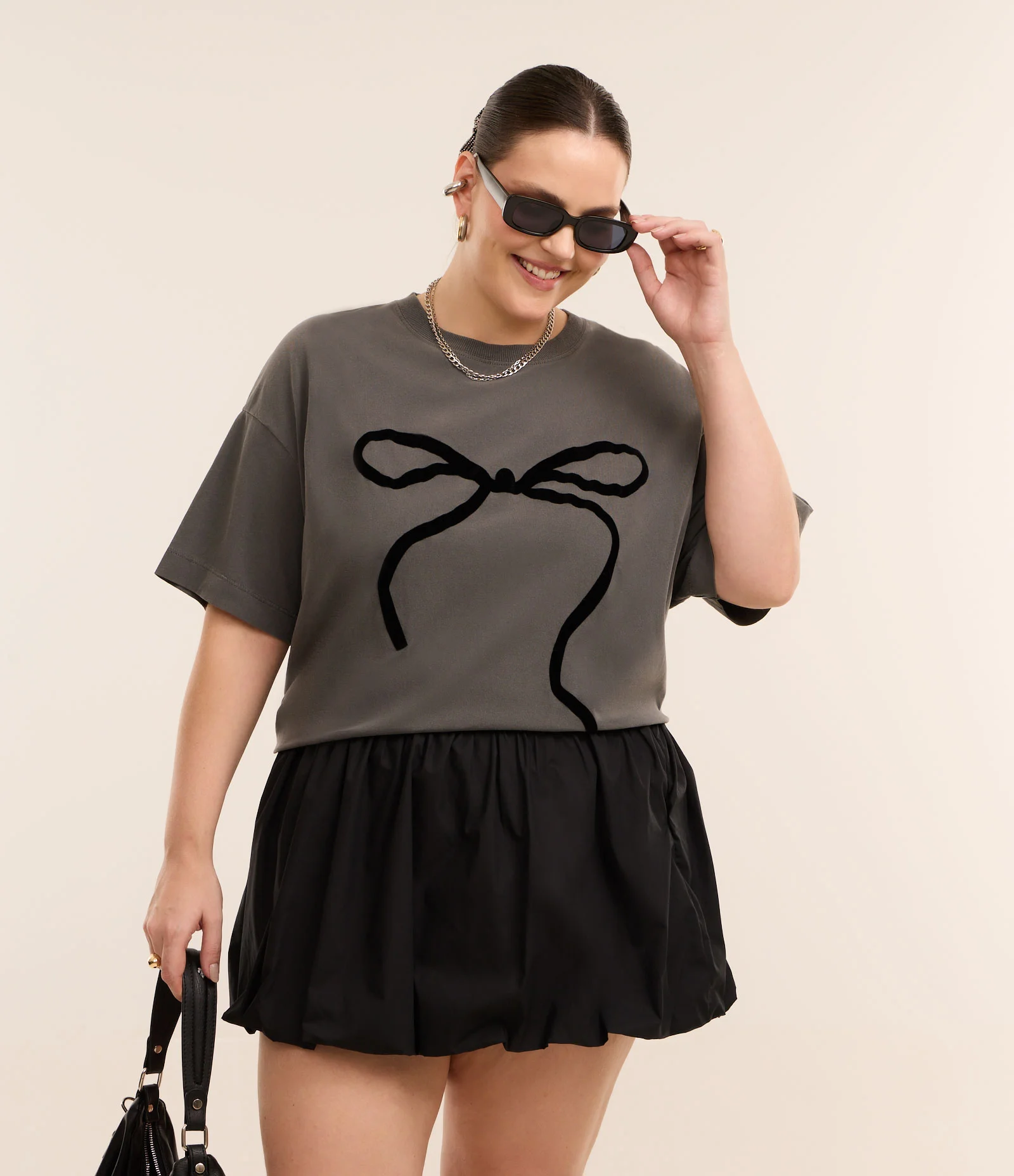 Camiseta T-shirt Estonada com Laço Curve & Plus Size Preto Estonado 1