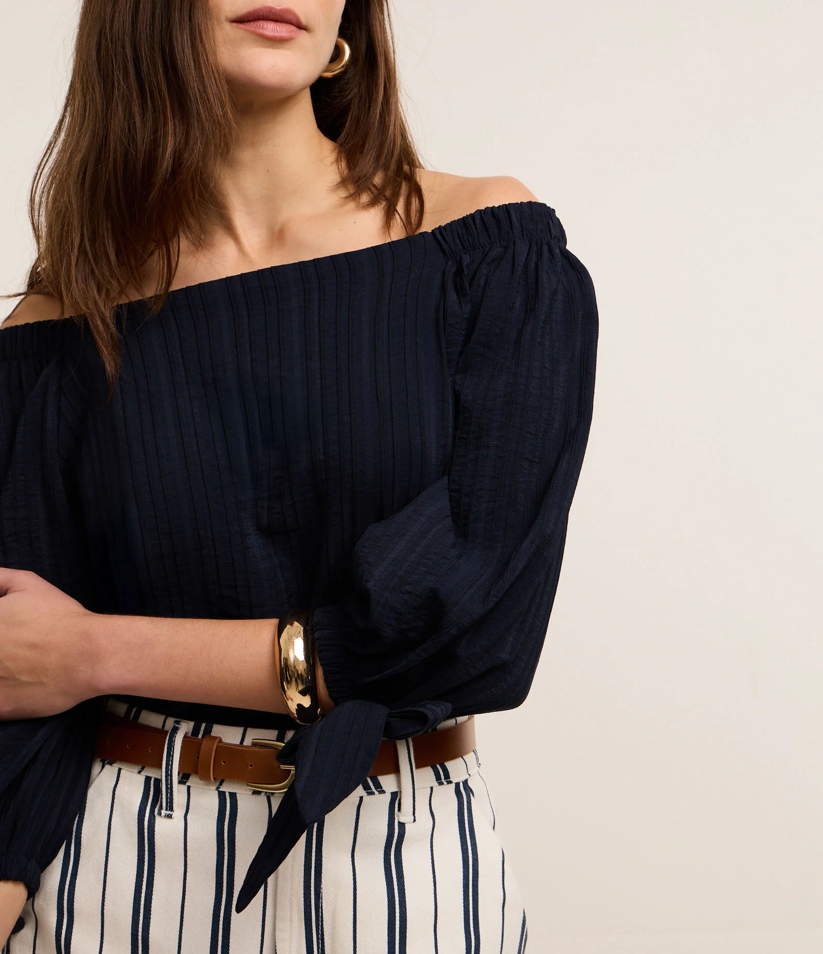 Blusa em Viscose com Decote Quadrado e Manga 3/4 com Amarração nos Punhos Azul Marinho 4