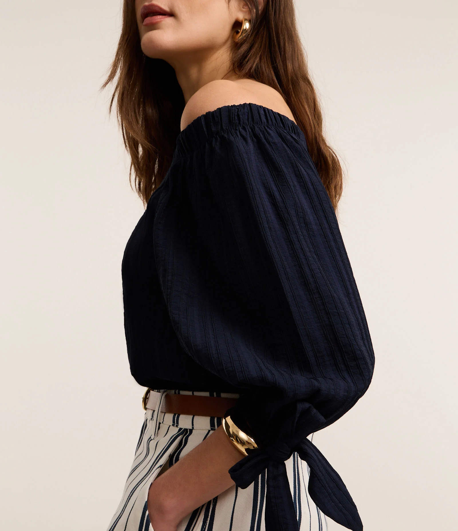 Blusa em Viscose com Decote Quadrado e Manga 3/4 com Amarração nos Punhos Azul Marinho 5