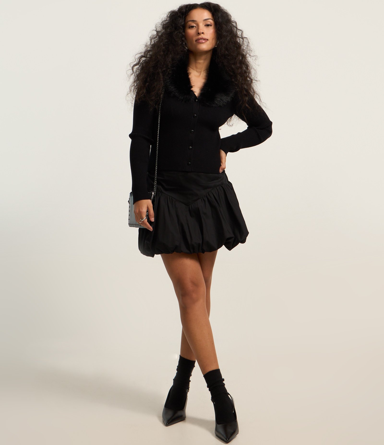 Short Saia Balonê em Tricoline com Caldeirão em V Preto 1