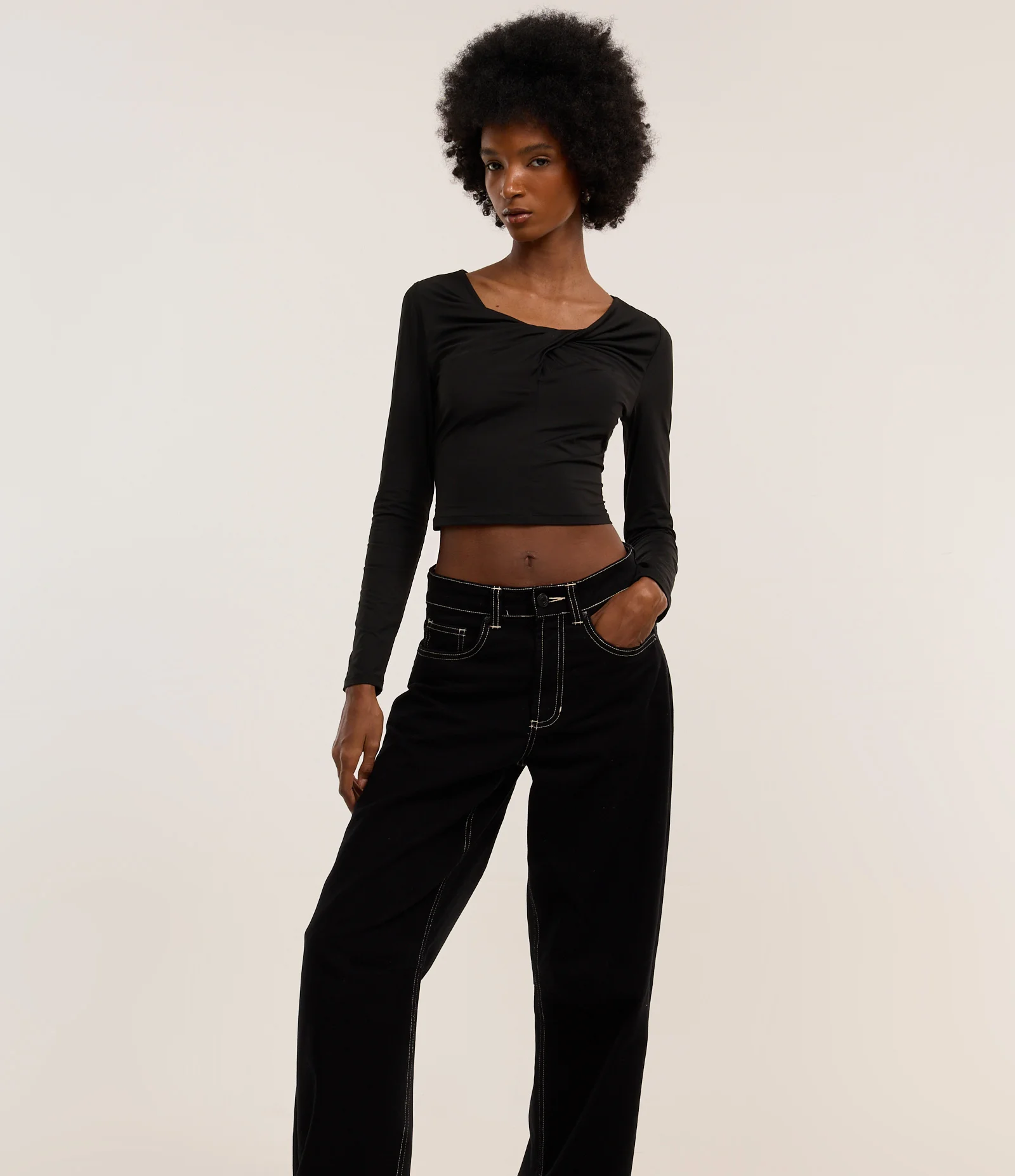 Calça Reta em Sarja com Costura Contrastante Preto 2