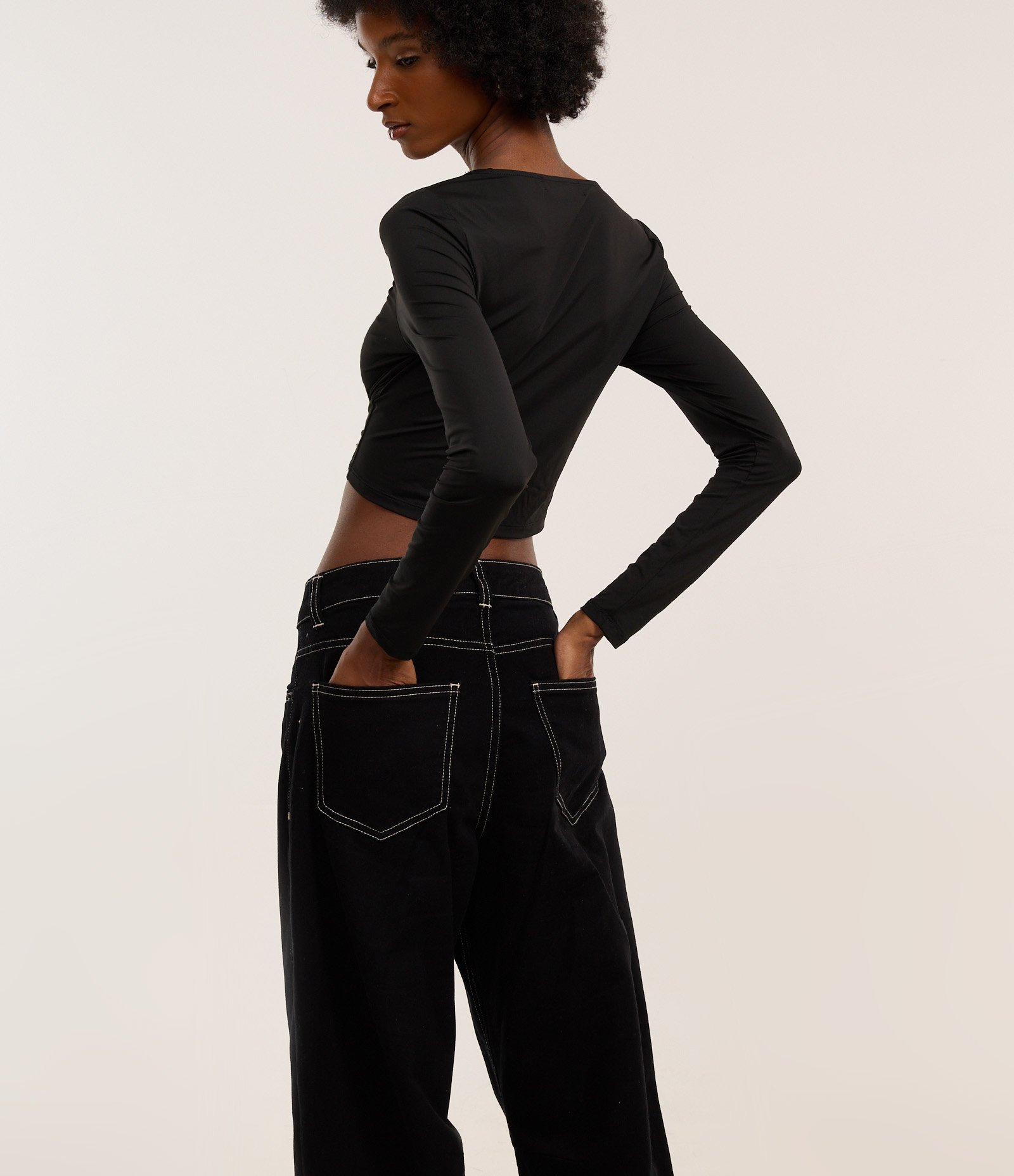 Calça Reta em Sarja com Costura Contrastante Preto 4