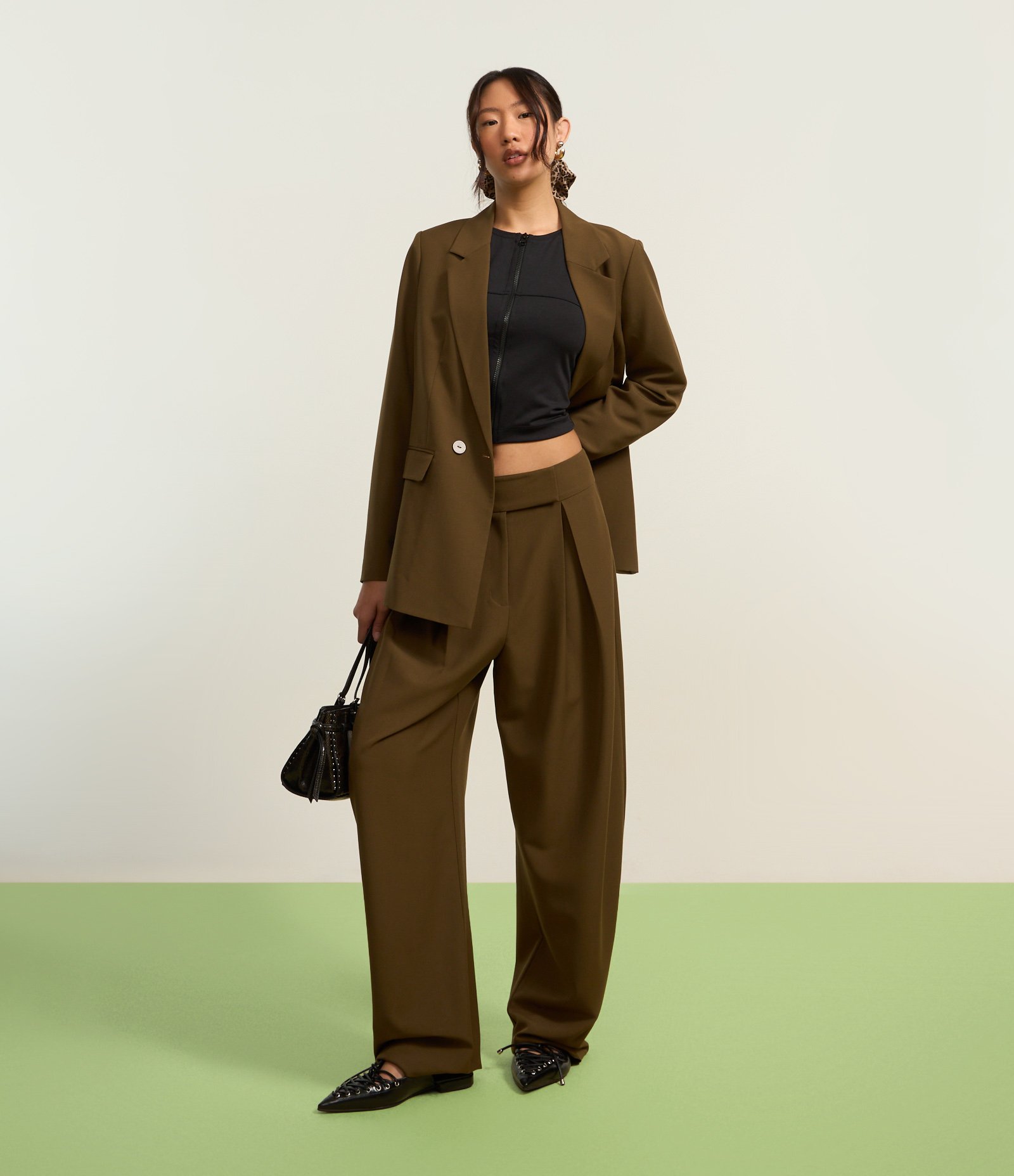 Calça Barrel em Alfaiataria com Fechamento Deslocado e Pregas Marrom 5