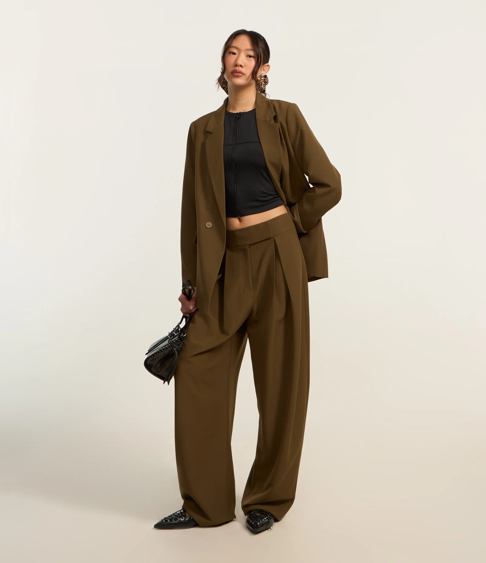 Calça Barrel em Alfaiataria com Fechamento Deslocado e Pregas Marrom 1