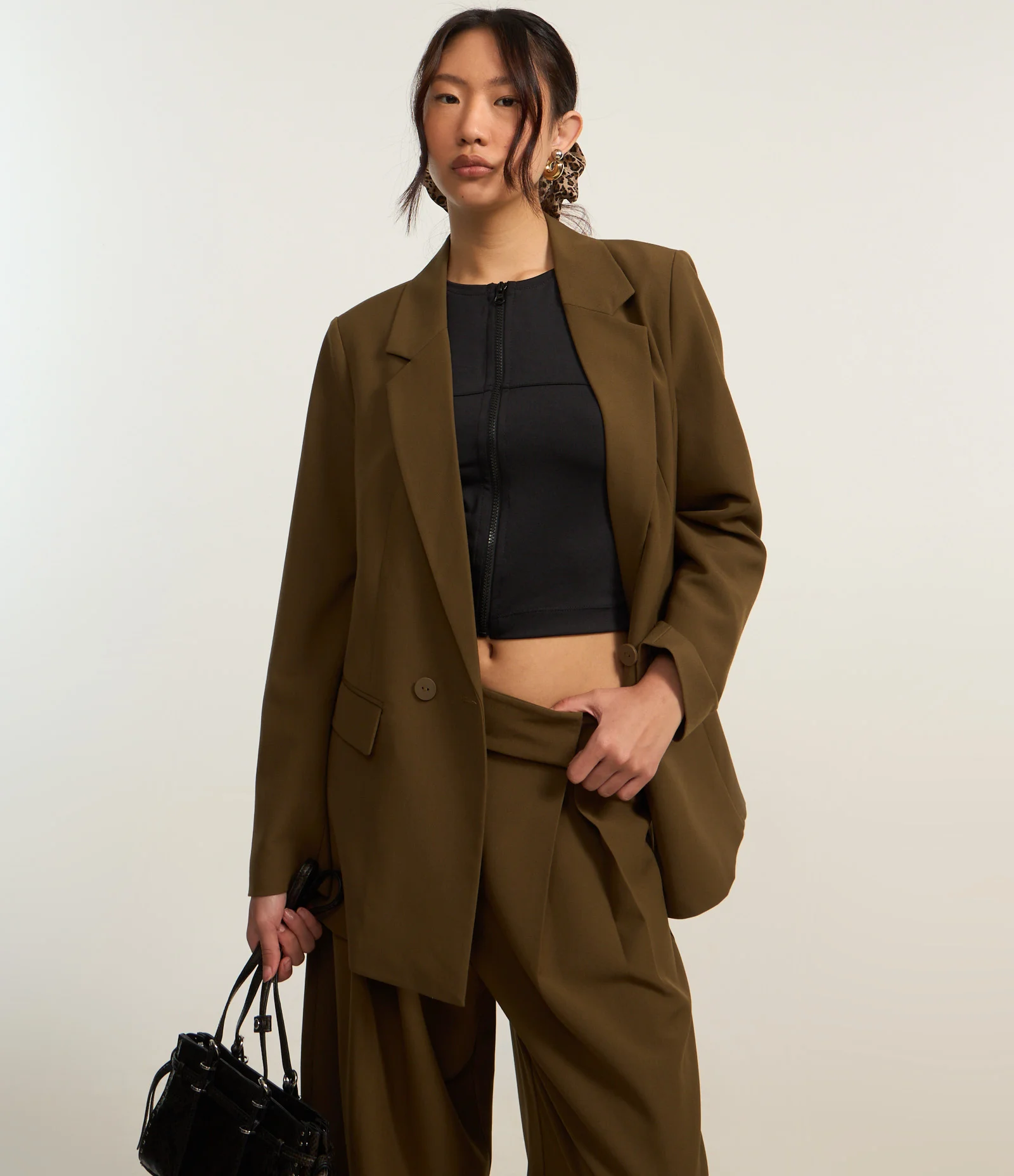 Calça Barrel em Alfaiataria com Fechamento Deslocado e Pregas Marrom 2