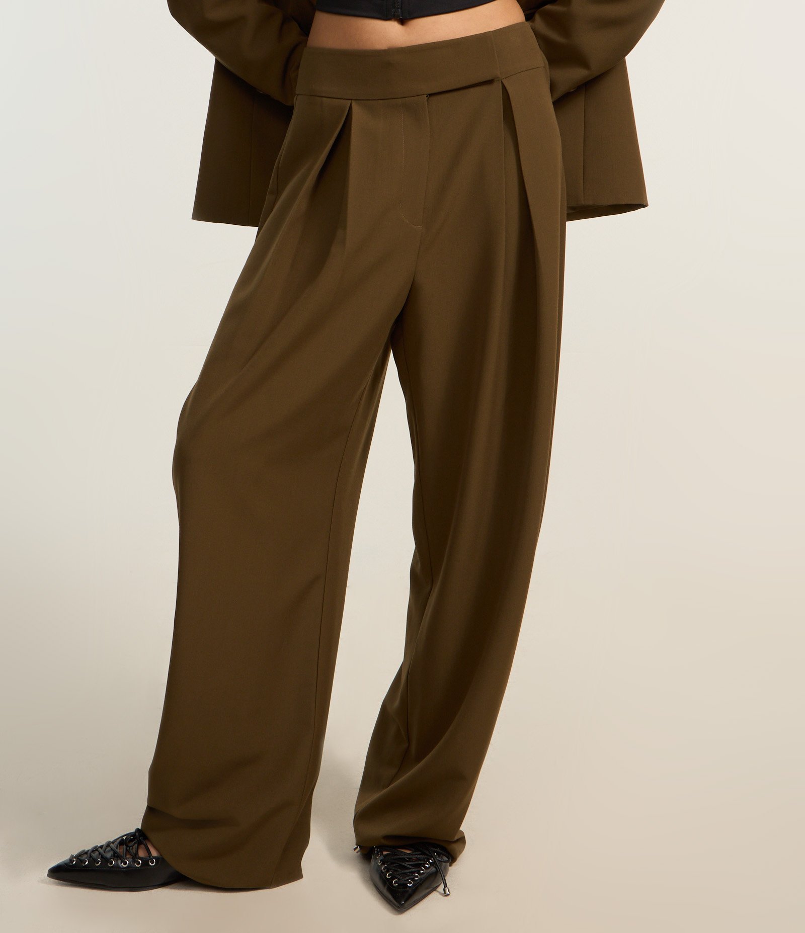 Calça Barrel em Alfaiataria com Fechamento Deslocado e Pregas Marrom 3