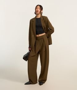 Calça Barrel em Alfaiataria com Fechamento Deslocado e Pregas