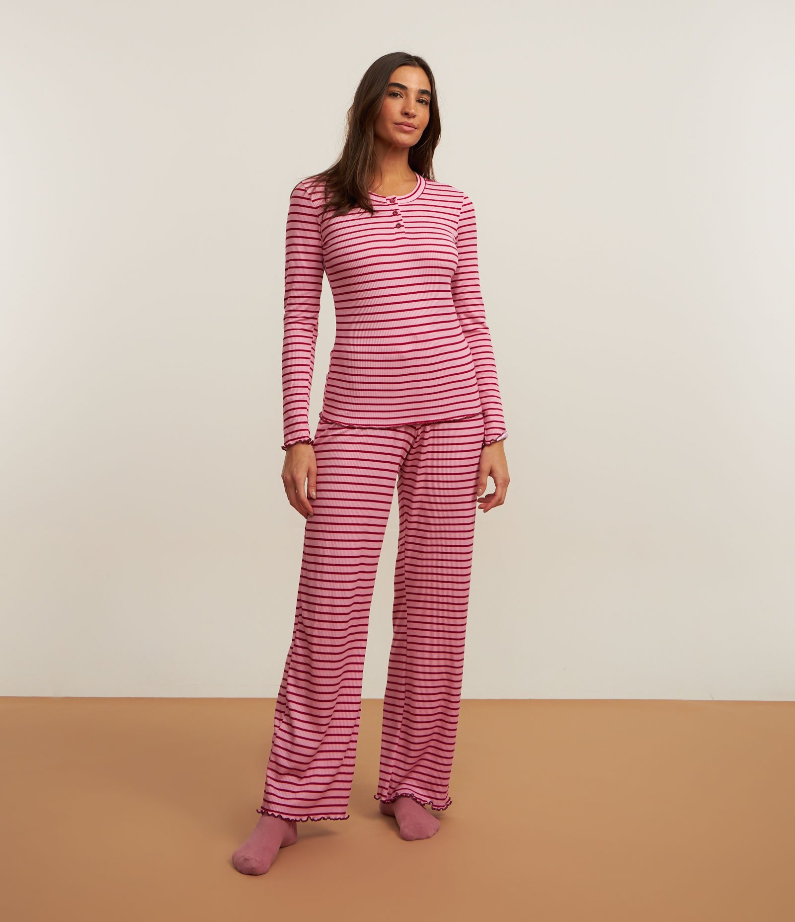 Pijama Longo em Ribana com Listras e Acabamento de Frufrus Rosa 1