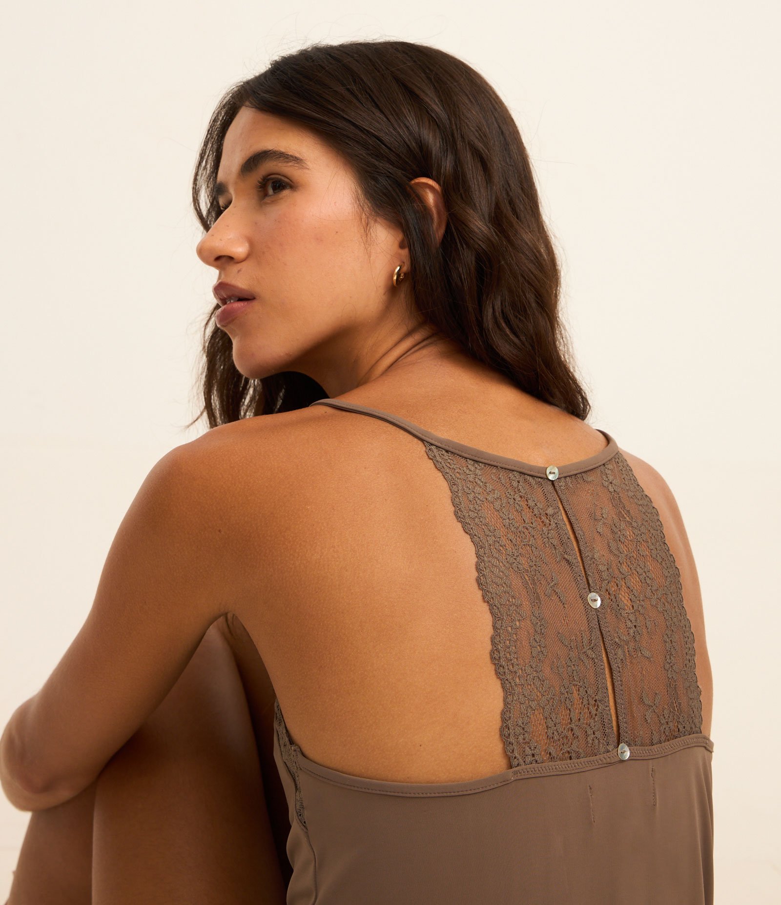 Camisola Curta em Microfibra com Renda nas Costas Marrom 3