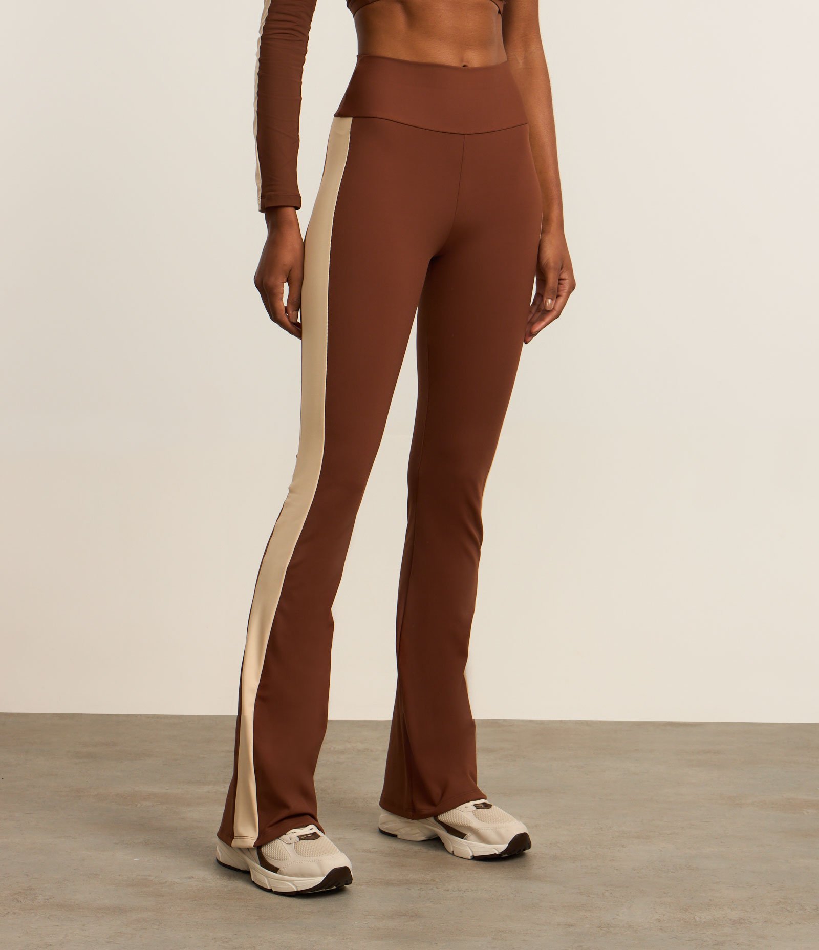 Calça Flare Esportiva em Microfibra com Faixa Lateral Contrastante Marrom 2