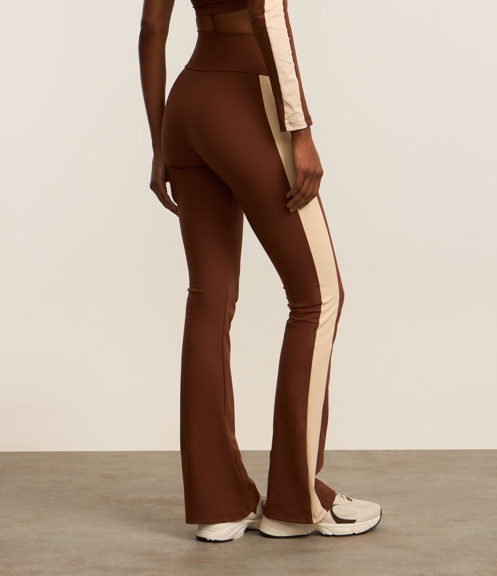 Calça Flare Esportiva em Microfibra com Faixa Lateral Contrastante Marrom 3