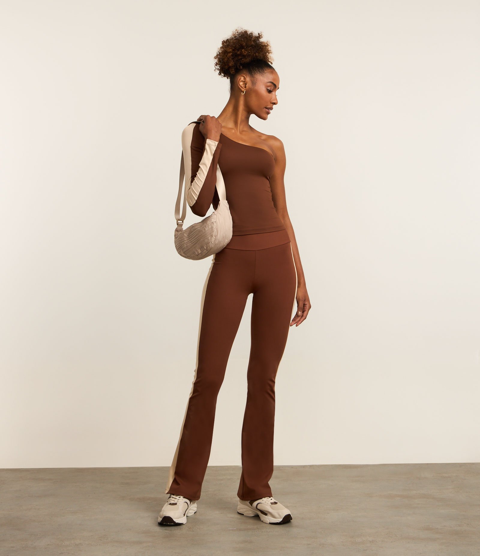 Calça Flare Esportiva em Microfibra com Faixa Lateral Contrastante Marrom 5