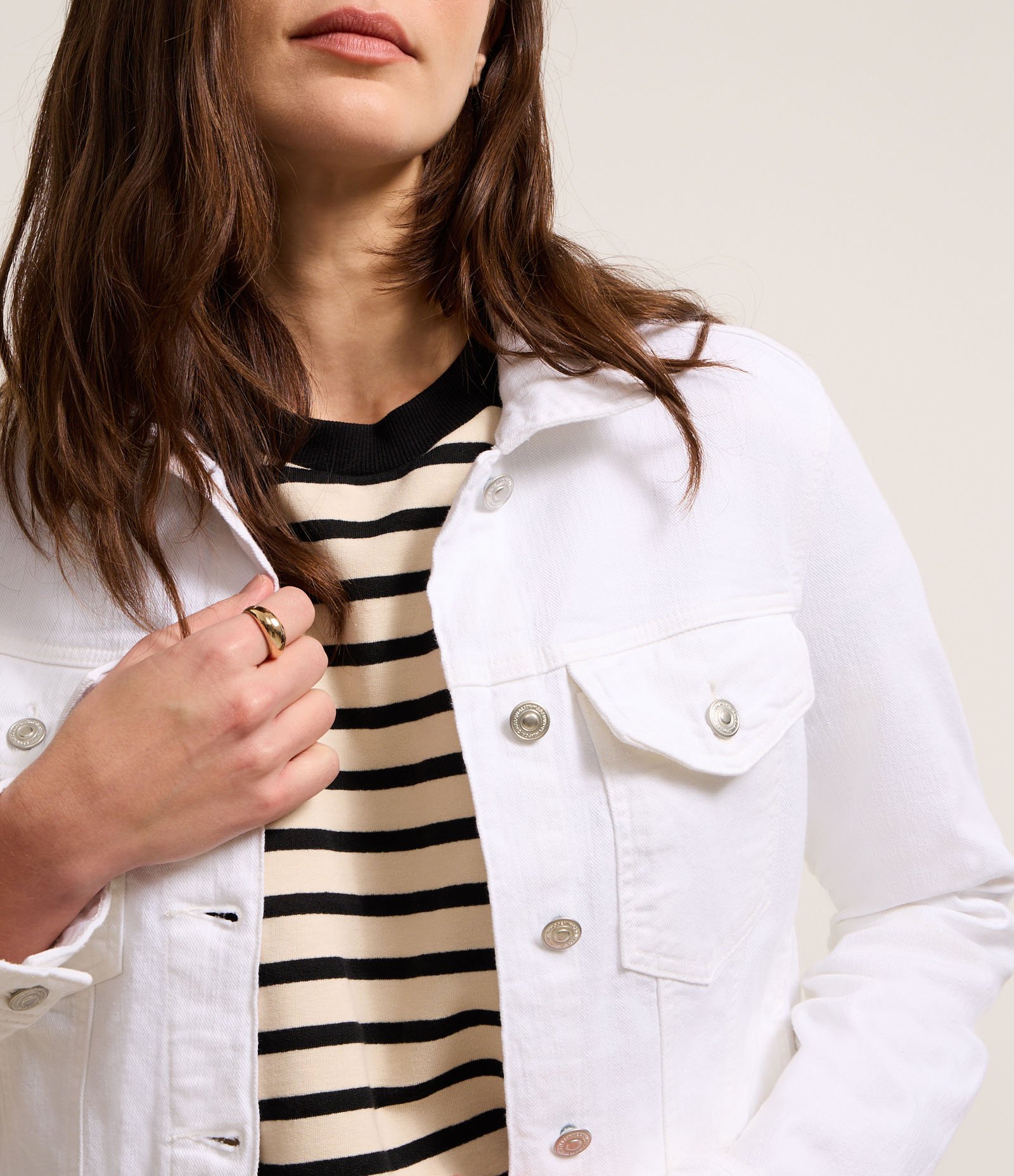 Jaqueta Trucker em Sarja com Elastano e Bolsos Branco 3