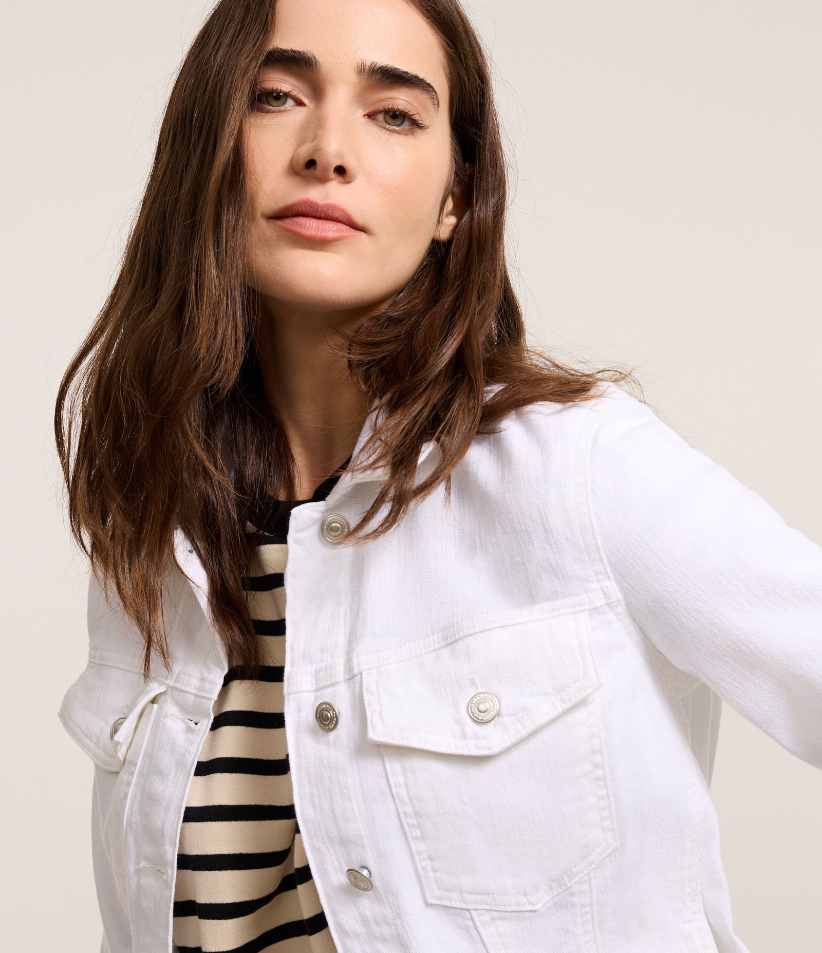 Jaqueta Trucker em Sarja com Elastano e Bolsos Branco 4