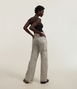 Calça Wide Leg em Jeans com Recorte Transversal e Bolso Cargo