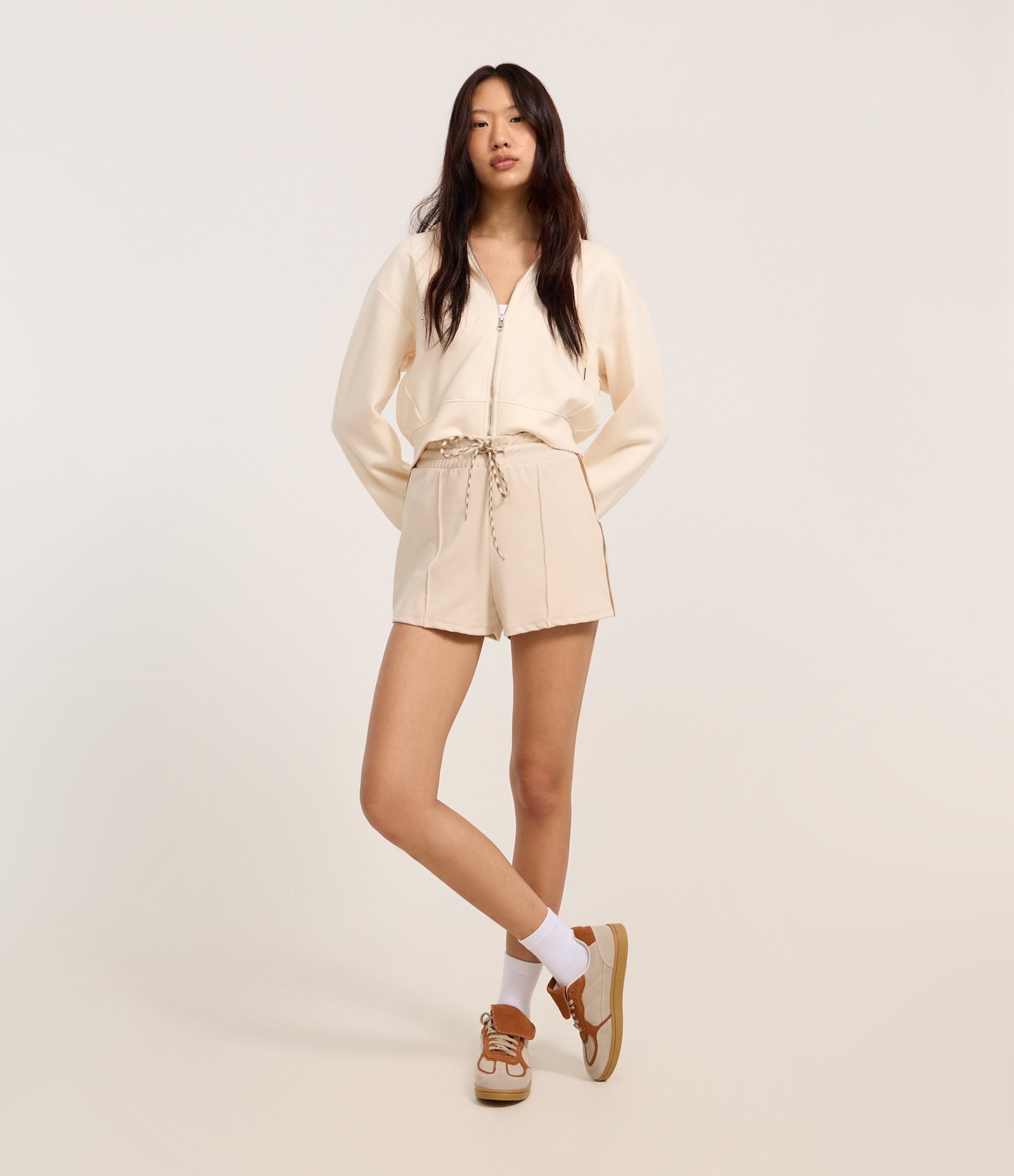 Short Regular em Helanca com Cós Elástico e Cordão Bicolor Bege 1