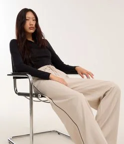 Calça Reto Alfaiatada com Riscas de Giz e Contraste Lateral