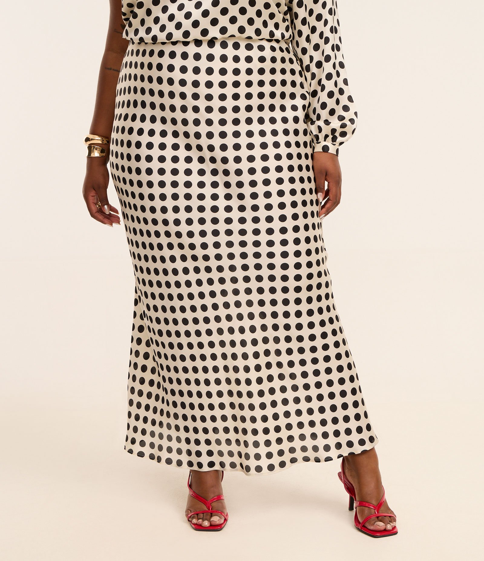 Saia Midi Acetinada Coleção Rita Carreira Curve & Plus Size Branco/Preto 3