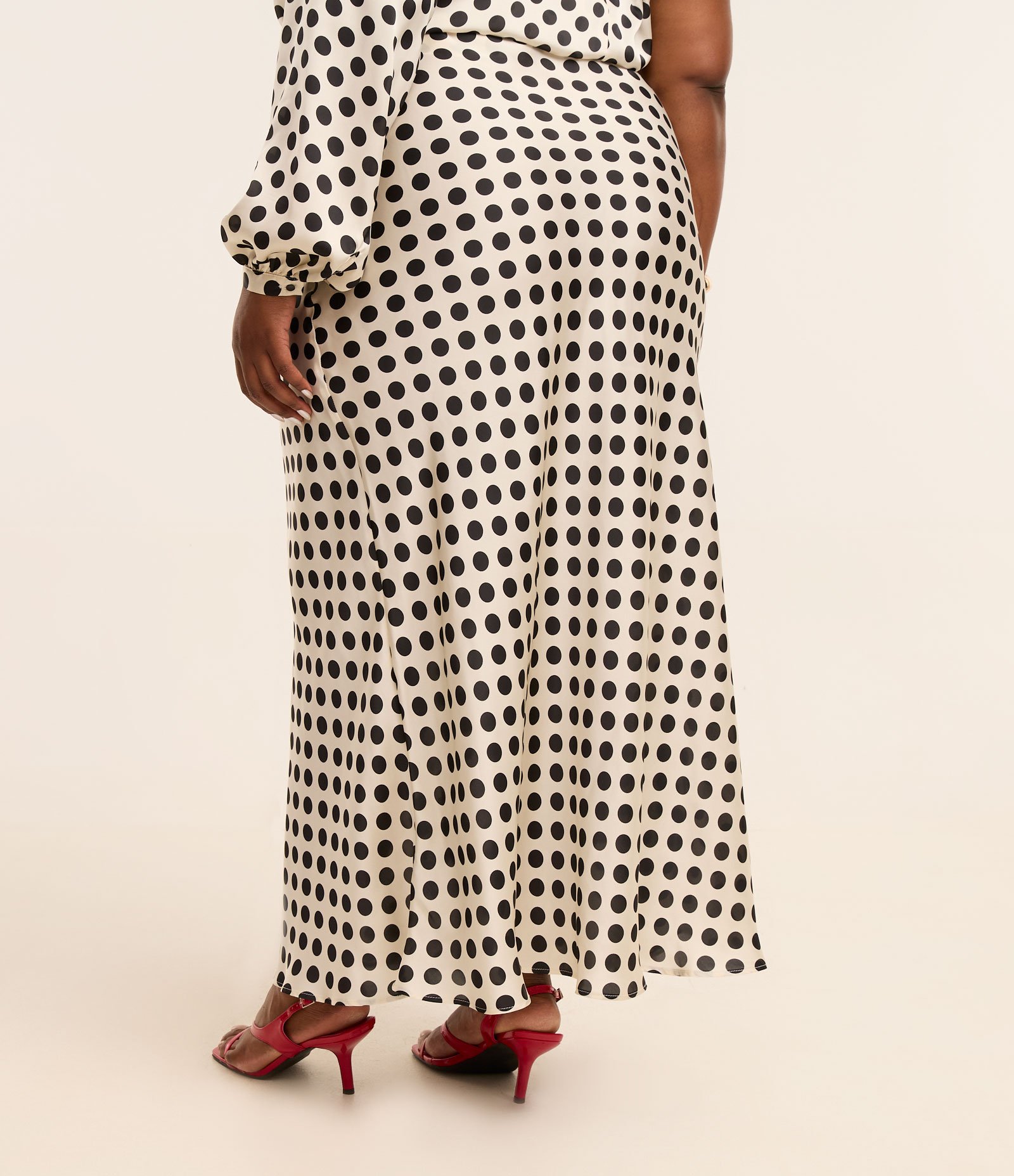 Saia Midi Acetinada Coleção Rita Carreira Curve & Plus Size Branco/Preto 4