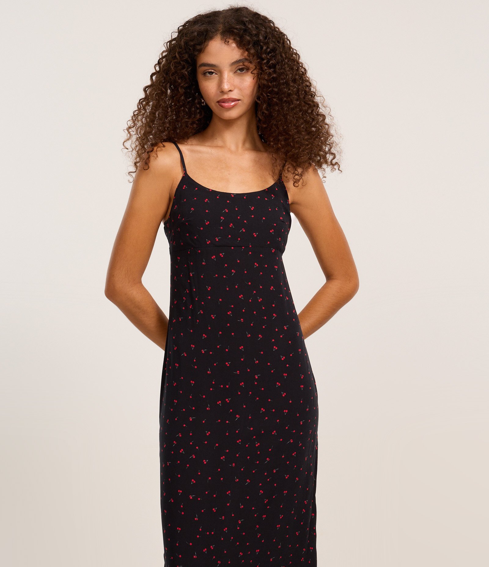 Vestido New Midi em Viscose com Cerejinhas e Fenda Preto 1
