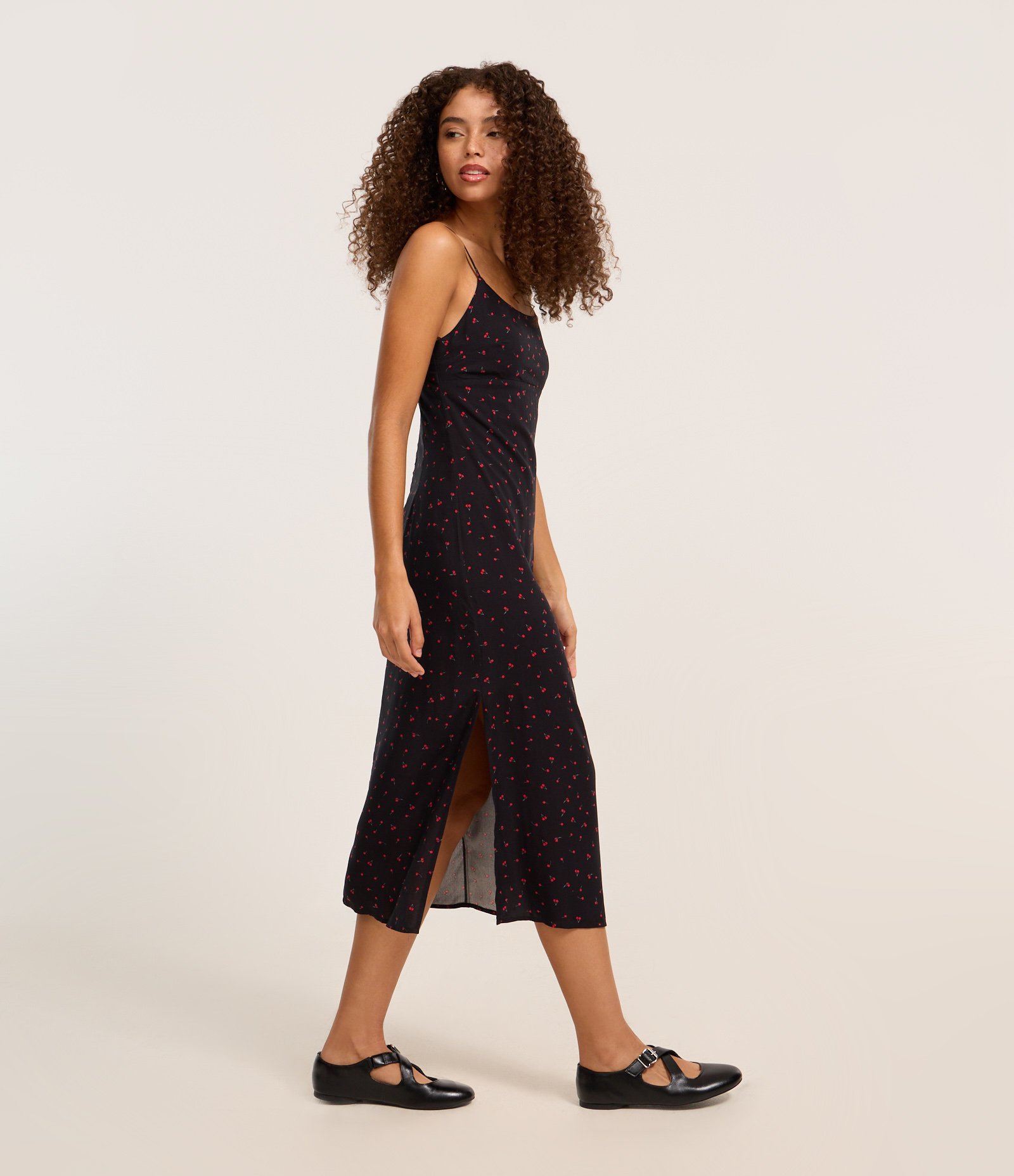 Vestido New Midi em Viscose com Cerejinhas e Fenda Preto 2