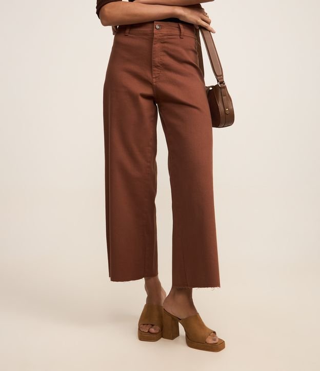 Calça Cropped em Sarja com Barra Desfiada