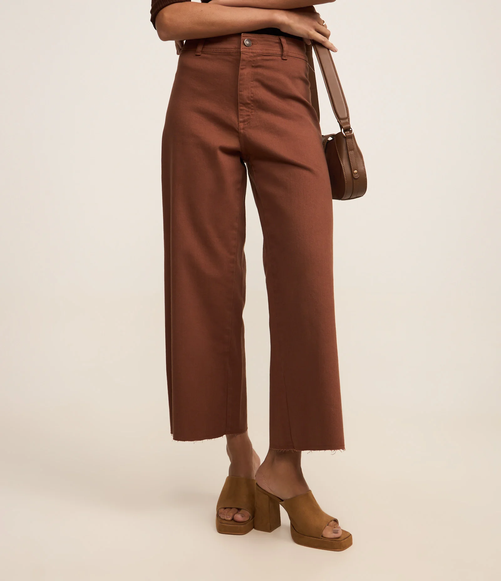 Calça Cropped em Sarja com Barra Desfiada Marrom 1