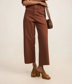 Calça Cropped em Sarja com Barra Desfiada