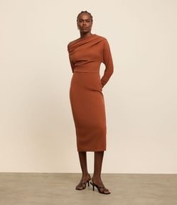 Vestido New Midi em Crepe com Ombro Assimétrico e Cintura Marcada