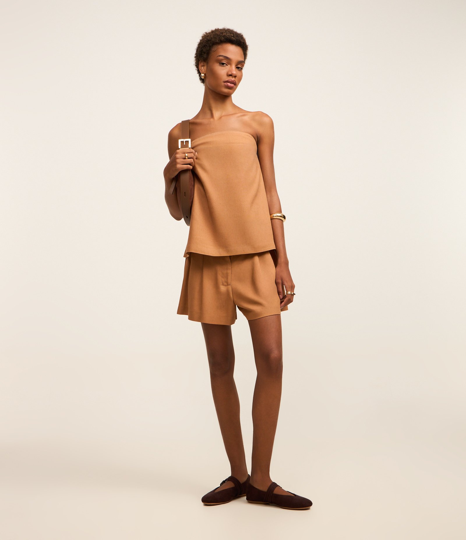 Blusa em Viscolinho Tomara que Caia com Fenda na Barra Marrom 2