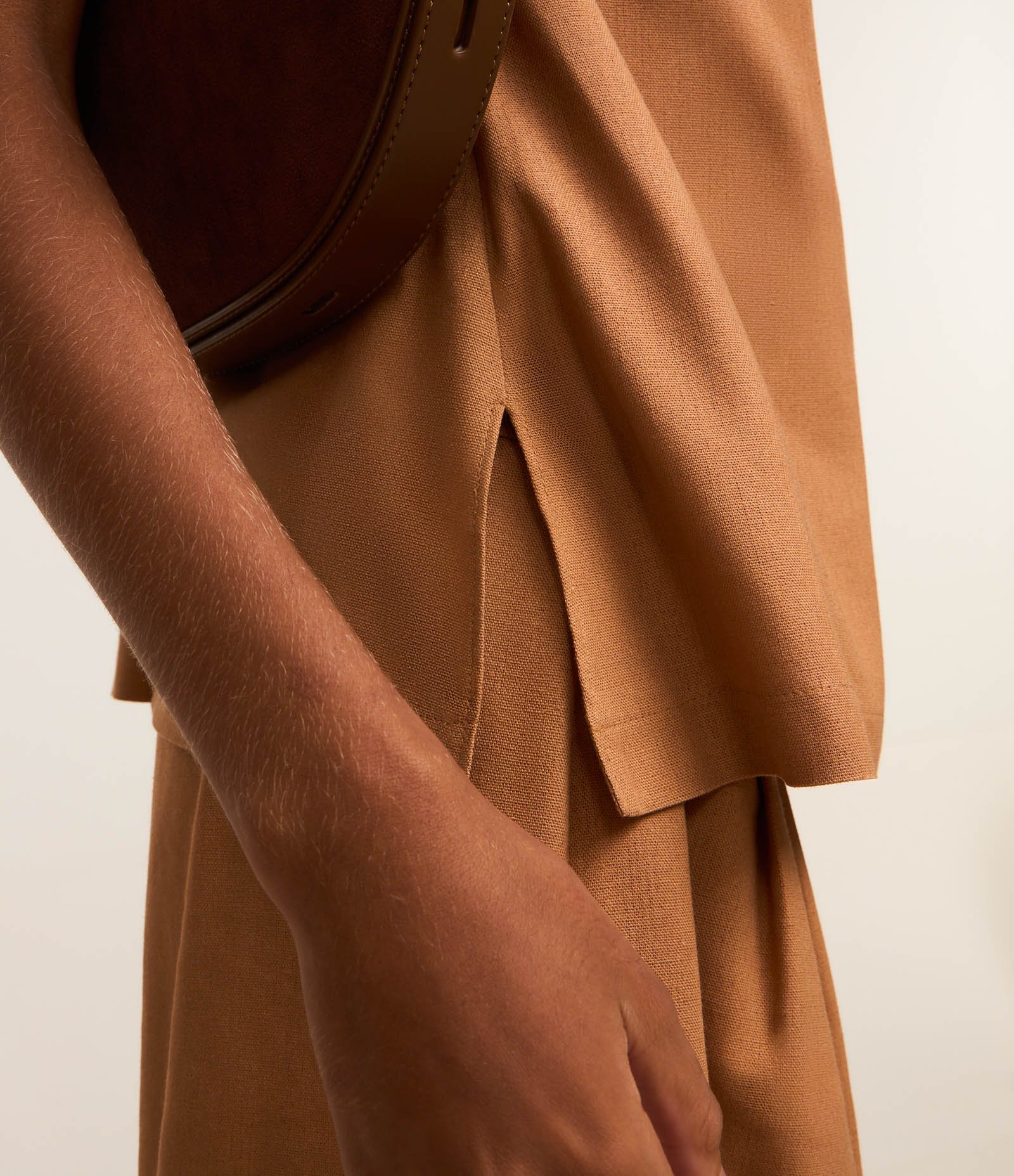 Blusa em Viscolinho Tomara que Caia com Fenda na Barra Marrom 3