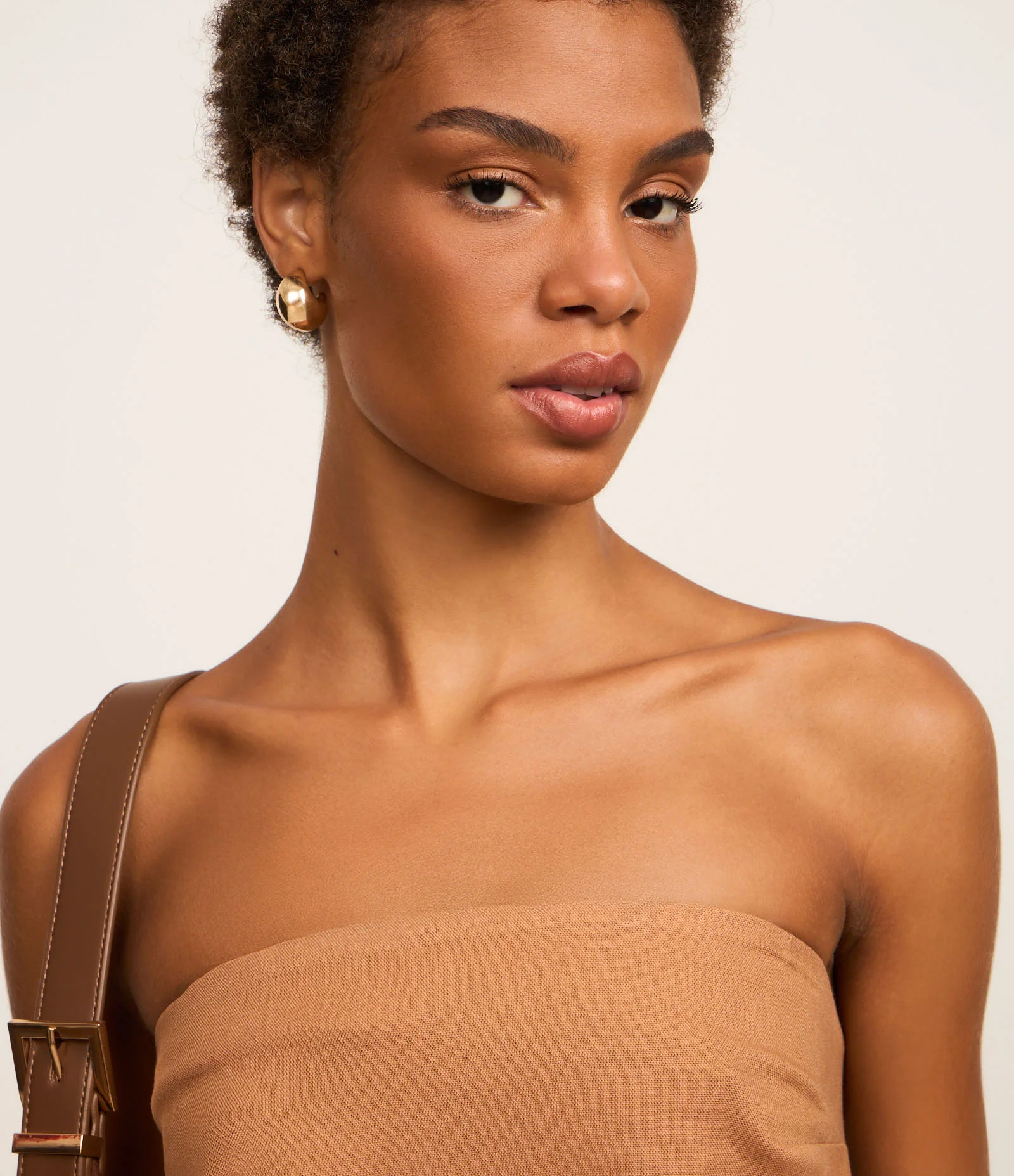 Blusa em Viscolinho Tomara que Caia com Fenda na Barra Marrom 4