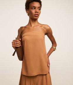 Blusa em Viscolinho Tomara que Caia com Fenda na Barra