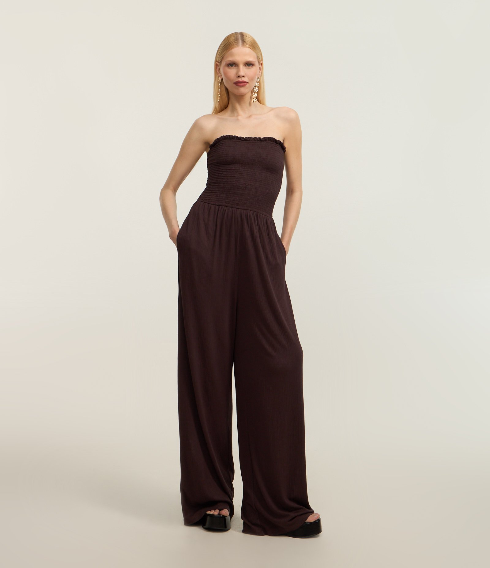 Macacão Wide Leg Texturizado com Lastex Marrom 1