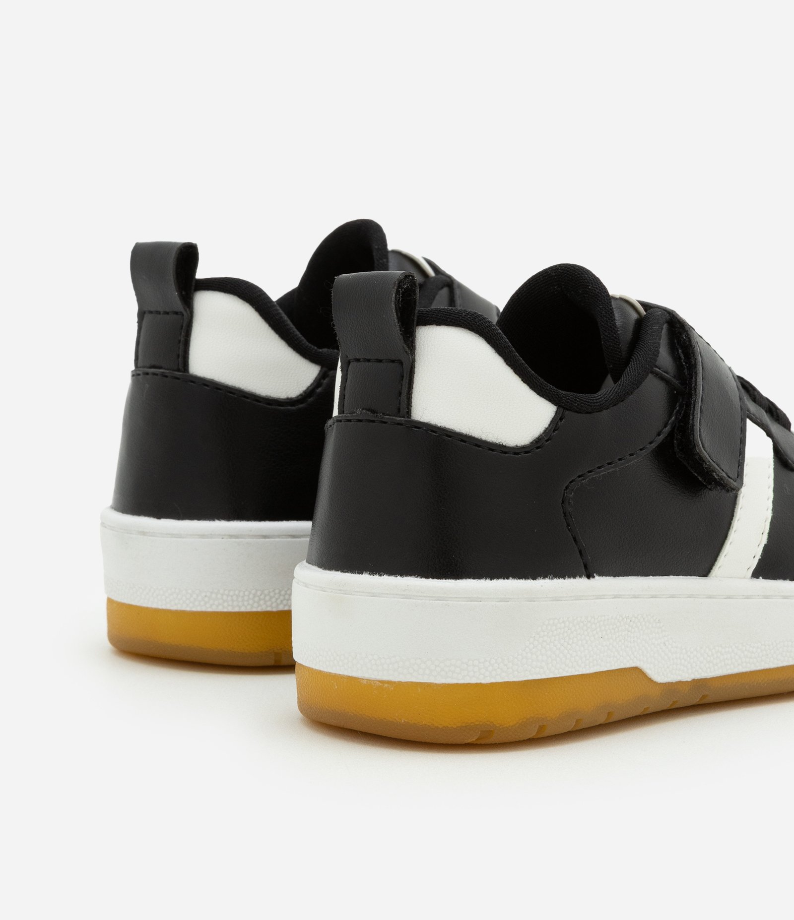 Tênis Infantil com Velcro e Recortes Contrastantes - Tam 22 a 27 Preto 5