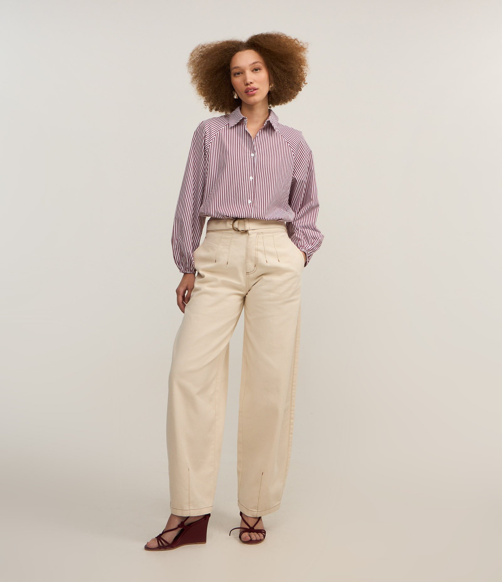 Calça Barrel Cintura Alta em Jeans com Cinto e Costura Aparente Bege 1