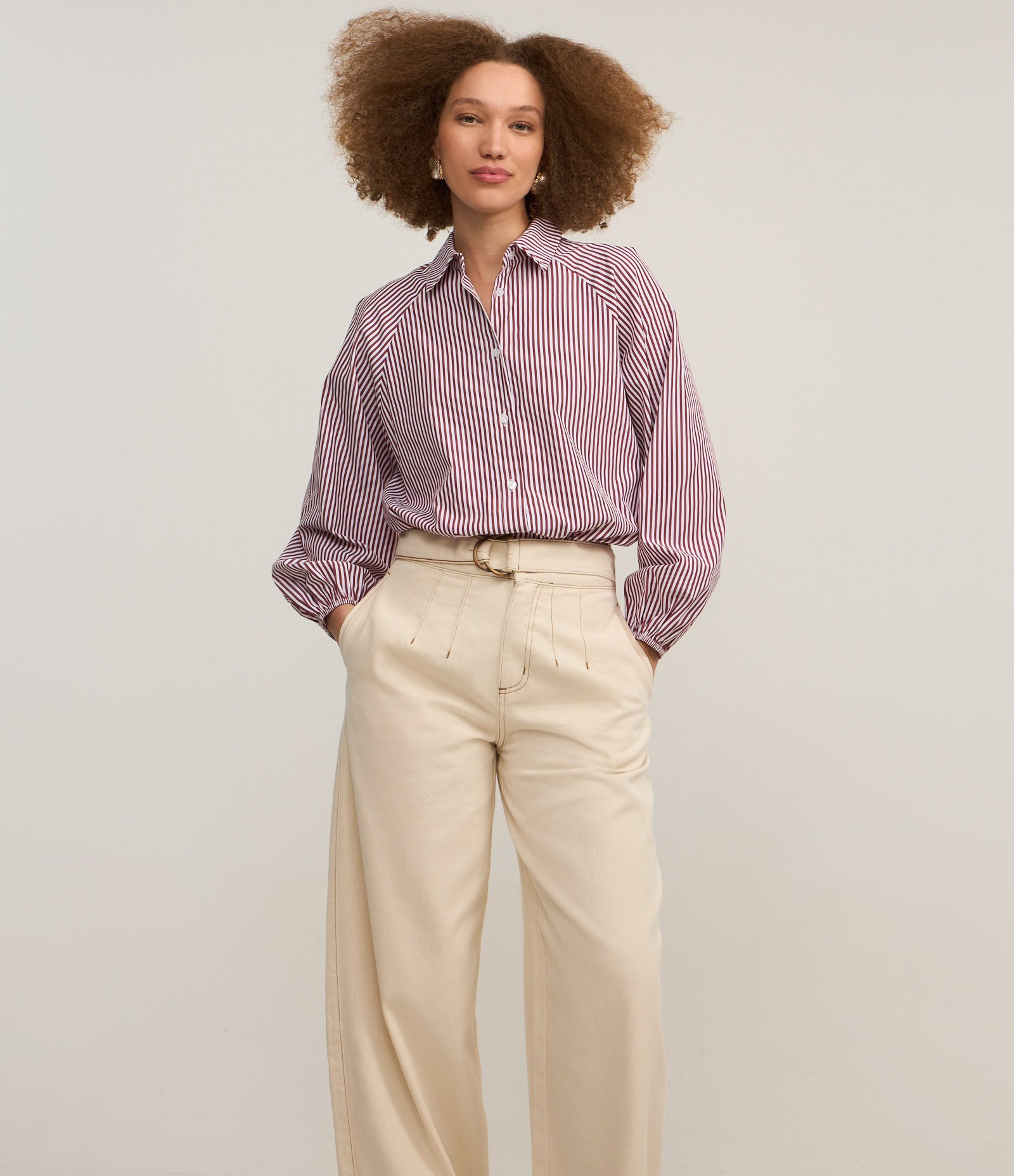 Calça Barrel Cintura Alta em Jeans com Cinto e Costura Aparente Bege 2