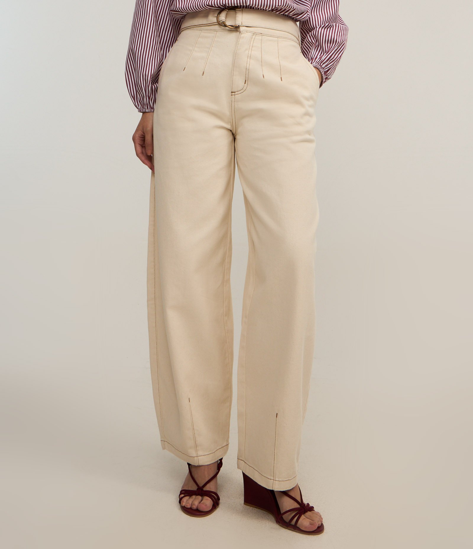 Calça Barrel Cintura Alta em Jeans com Cinto e Costura Aparente Bege 3