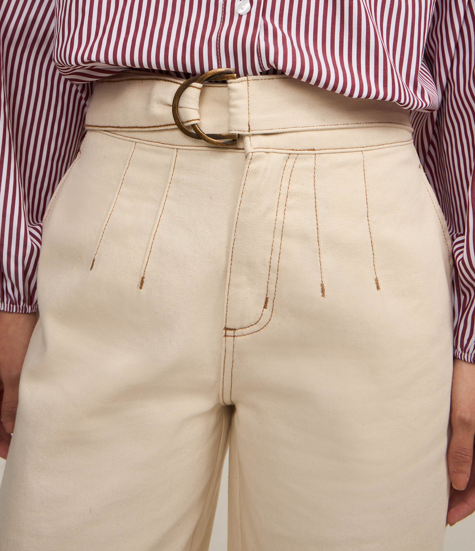 Calça Barrel Cintura Alta em Jeans com Cinto e Costura Aparente Bege 4