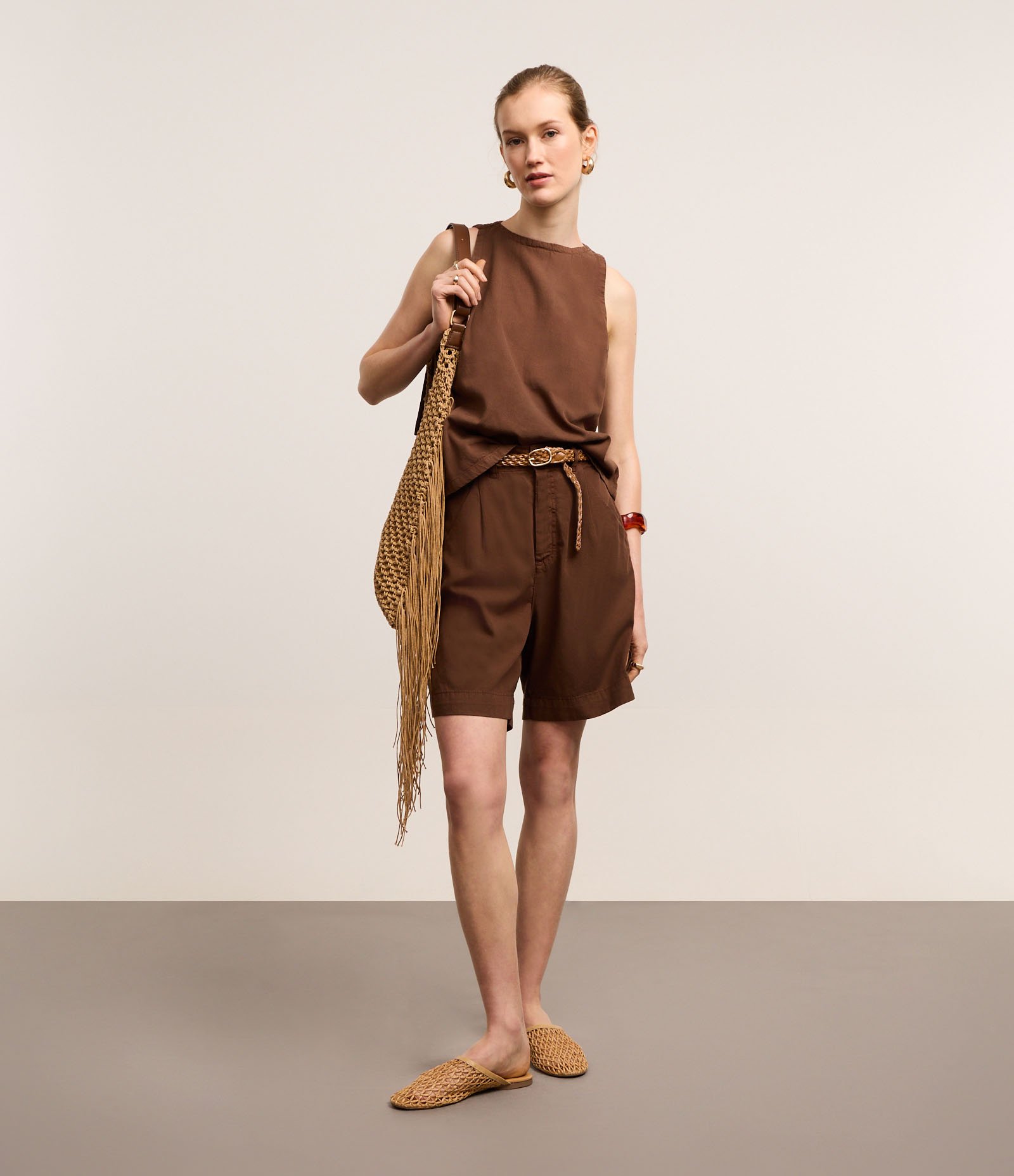 Blusa em Sarja sem Manga e com Fechamento Gota Marrom 2