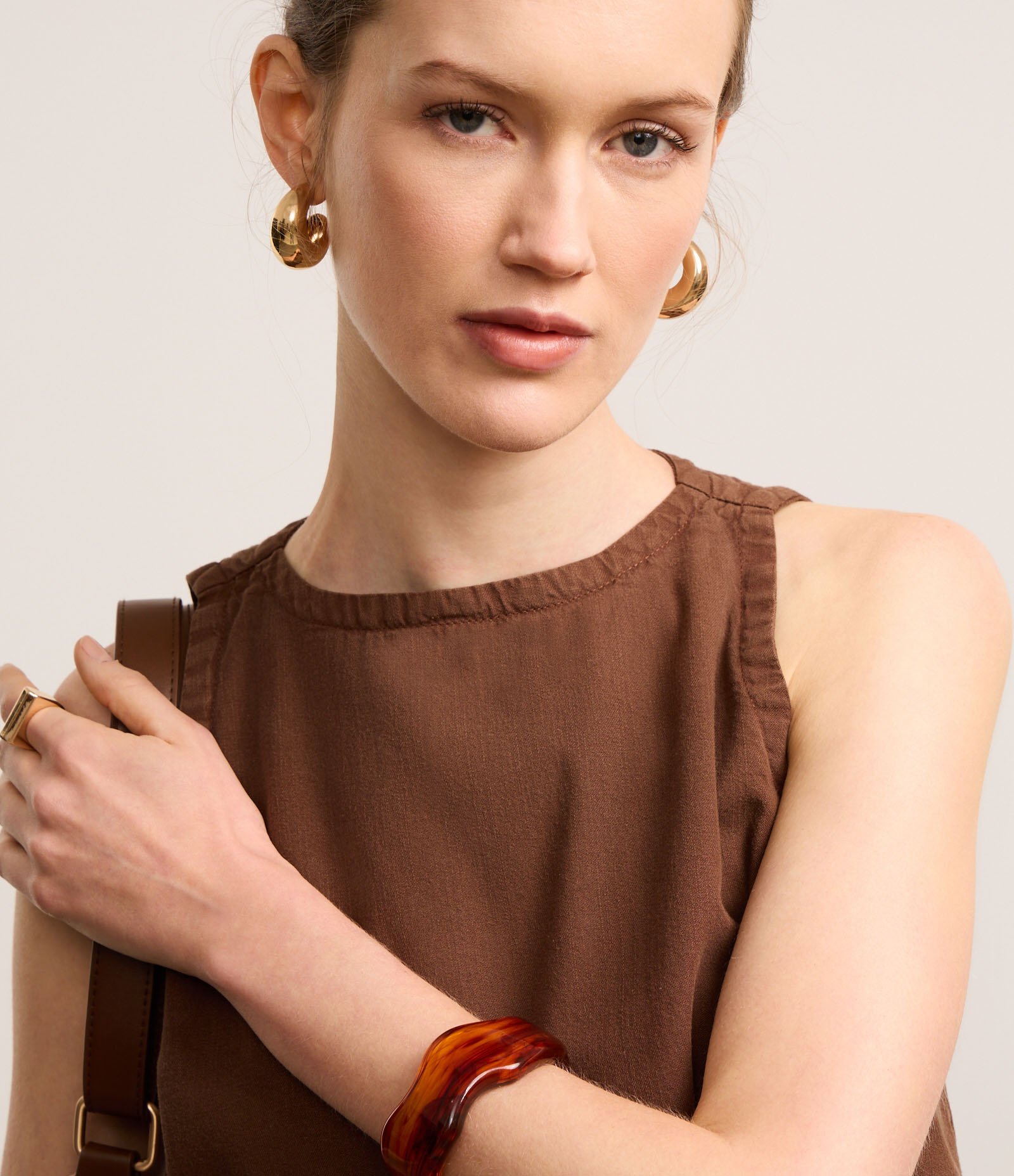 Blusa em Sarja sem Manga e com Fechamento Gota Marrom 3