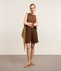 Bermuda em Sarja com Cós Elástico e Pregas