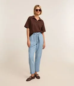 Calça Carrot em Jeans com Ilhós e Cinto Faixa na Cintura