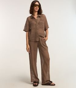 Calça Pantalona em Algodão com Textura e Bolsos