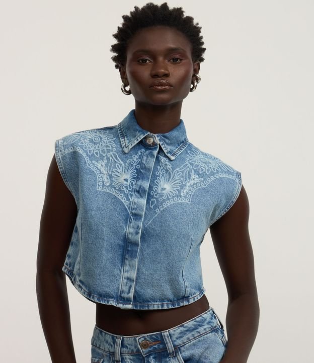 Camisa Cropped em Jeans com Botões e Arte em Laser