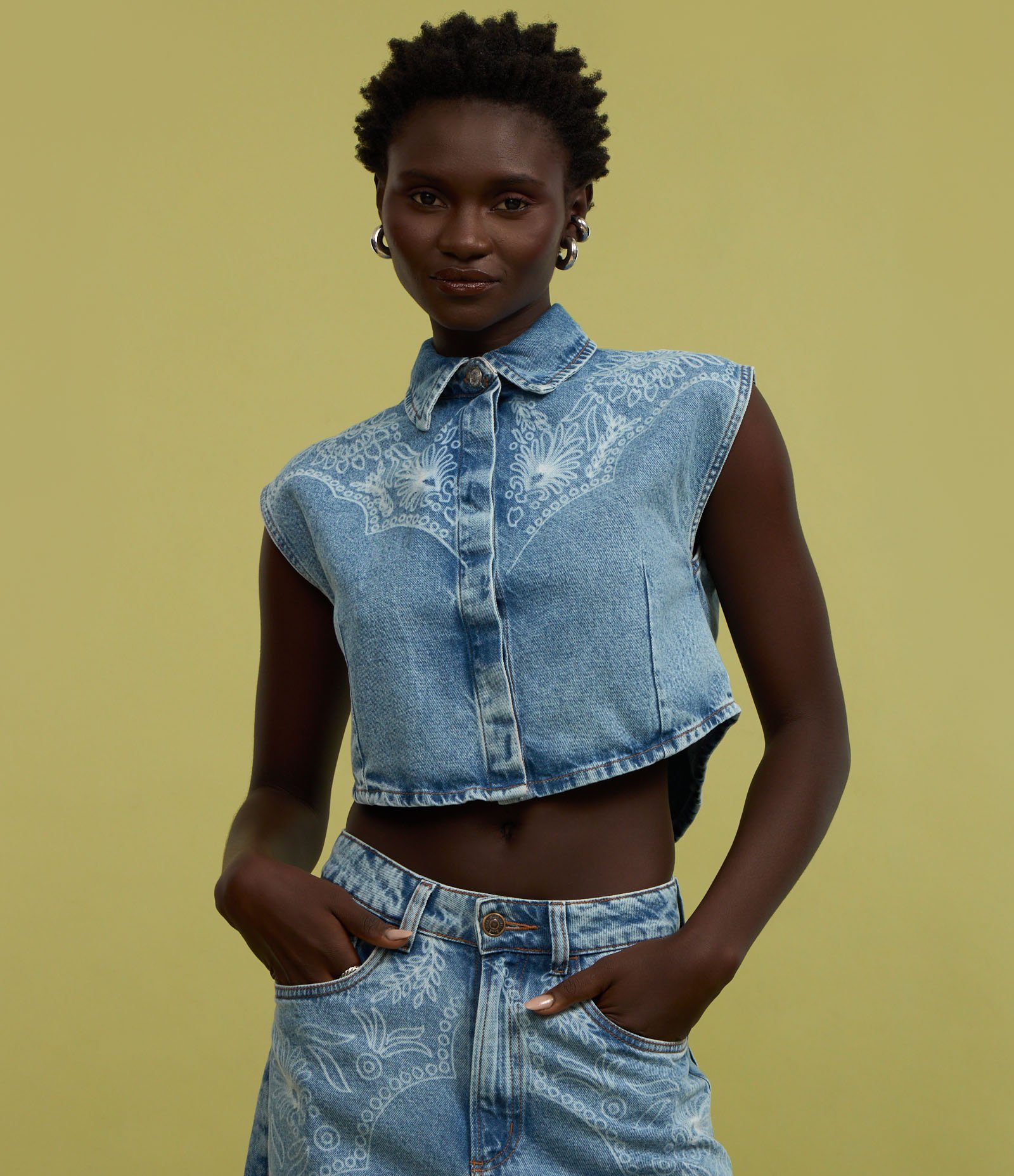 Camisa Cropped em Jeans com Botões e Arte em Laser Azul 5