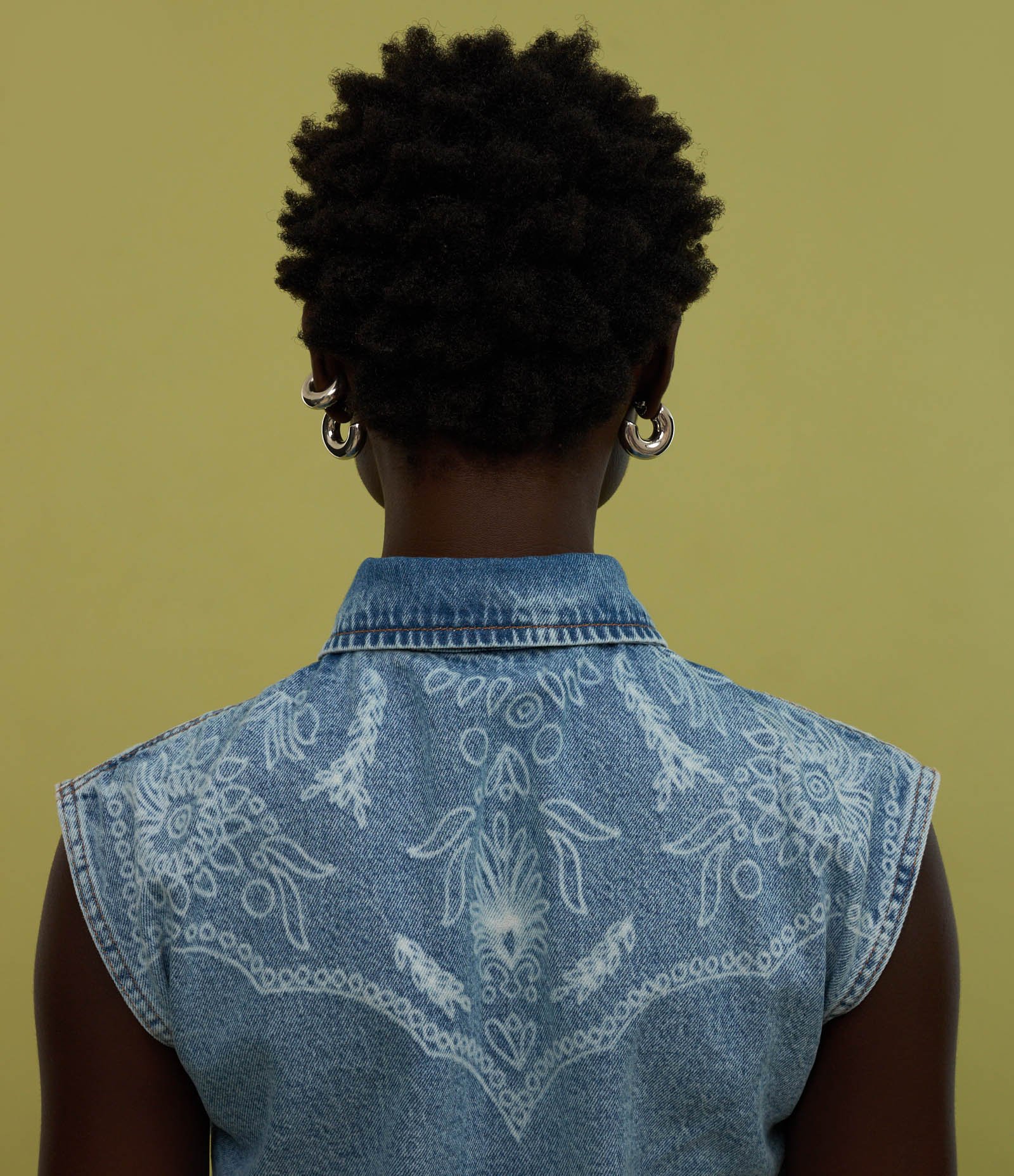 Camisa Cropped em Jeans com Botões e Arte em Laser Azul 6