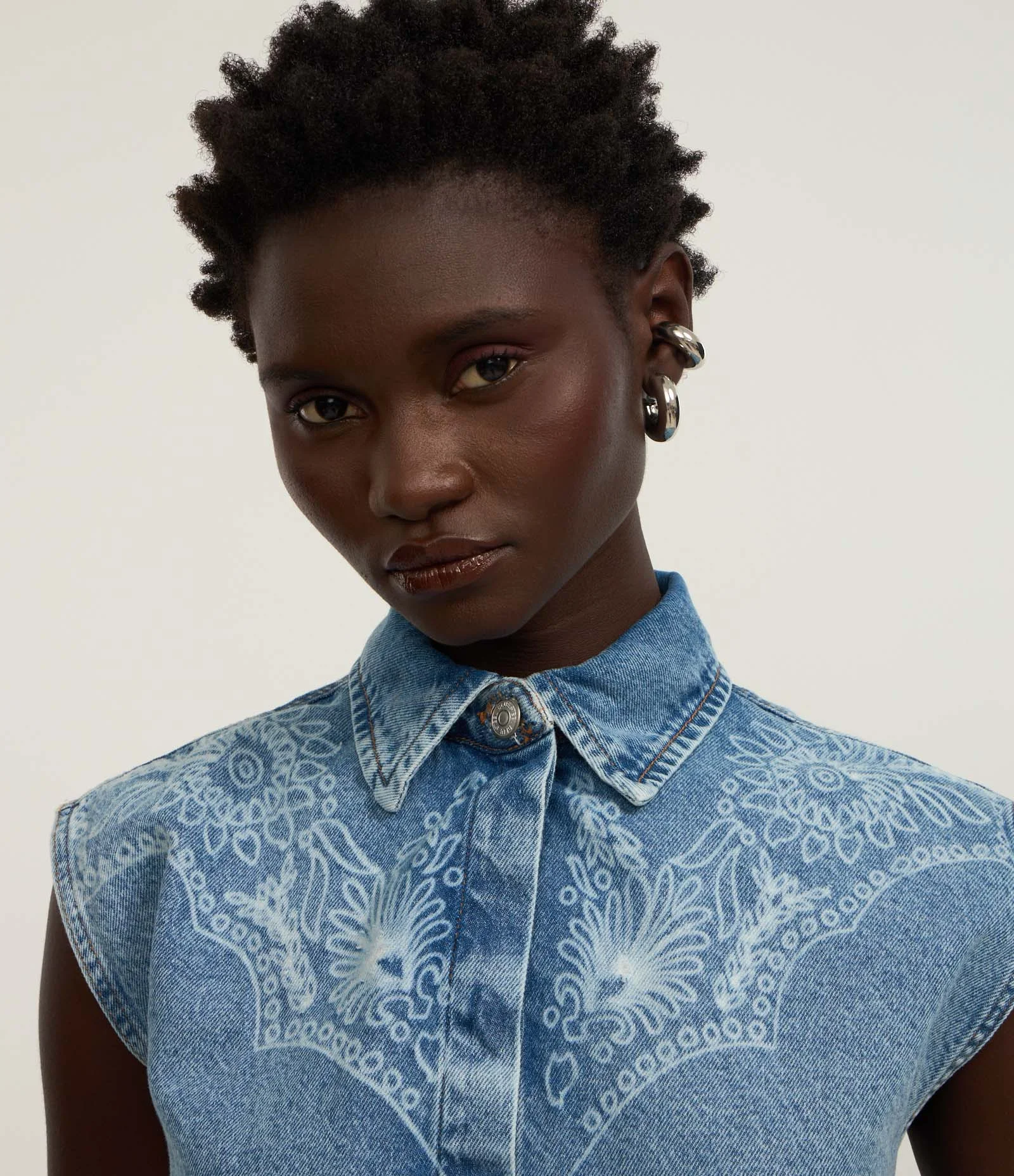 Camisa Cropped em Jeans com Botões e Arte em Laser Azul 1